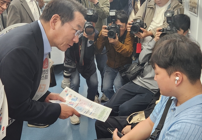 1일 오전 유정복 인천시장이 인천도시철도 1호선 지하철에서 시민들에게 I-패스를 홍보하고 있다. ( 사진 = 박지현 기자 )