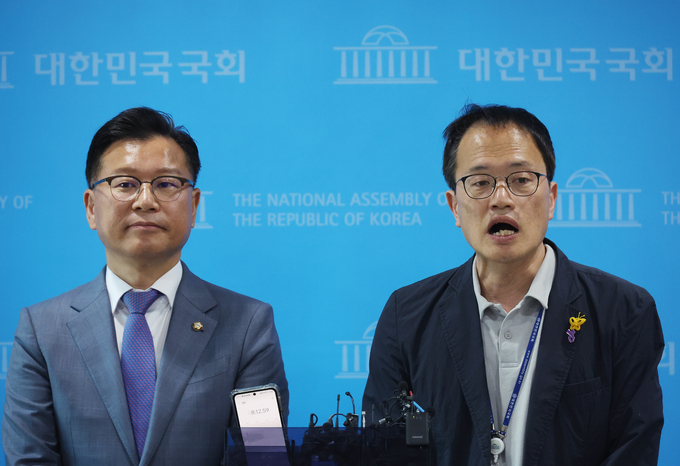 이양수 국민의힘(왼쪽)·박주민 더불어민주당 원내수석부대표가 1일 국회 소통관에서 기자들의 질문에 답하고 있다. (사진=연합뉴스)