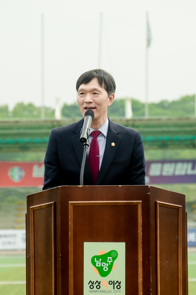 제6회 남양주시의회 의장기 그라운드골프대회에서 김현택 의장이 축사를 하고 있다.(사진=남양주시의회 제공)