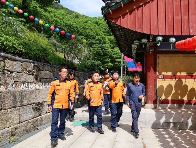 의왕소방서가 ‘부처님 오신 날(5월 15일)’을 대비해 청계사를 대상으로 전통사찰 화재예방을 위한 컨설팅을 추진했다. (사진=의왕소방서 제공)