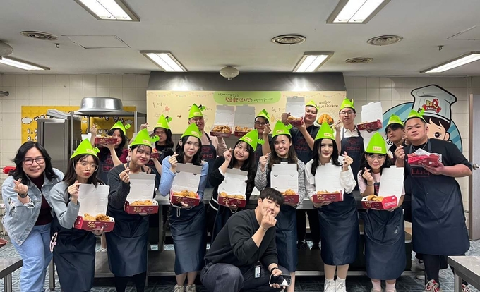 _BBQ 치킨대학을 찾은 인도네시아 치푸트라 대학교(Universitas Ciputra) 조리학과 학생들. (사진=BBQ 제공)