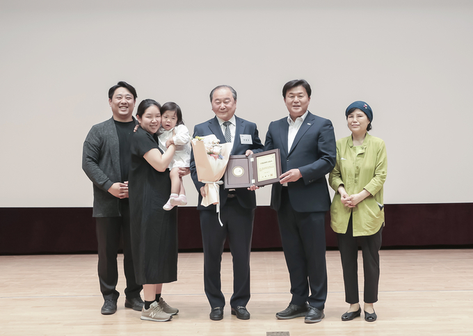시흥시는 제58회 납세자의 날을 맞아 지방세를 성실히 납부하고 지방재정 확충에 이바지한 개인 2명과 법인 1곳을 ‘2024년 시흥시 으뜸 납세자’로 선정하고, 지난 1일 시청 늠내홀에서 인증서를 수여했다. (사진=시흥시 제공)