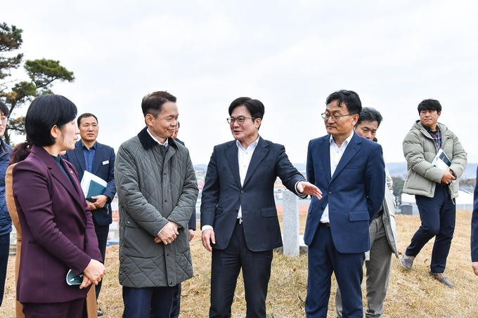 김포시 거물대리 일원 환경 재생 혁신복합단지 조성사업 부지 현장을 찾은 김병수 시장이 한화진 환경부 장관에게 설명하고 있다. (사진=김포시 제공) 