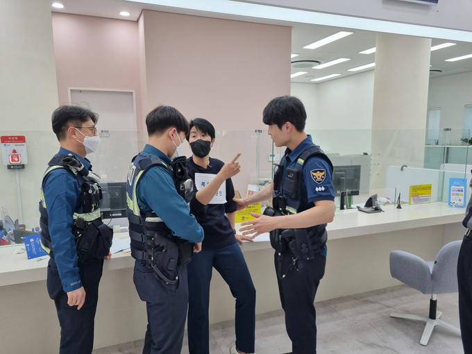 1일 수원시청 통합민원실에서 진행된 ‘특이민원 대응 모의훈련’ 현장 모습. (사진=수원시 제공)