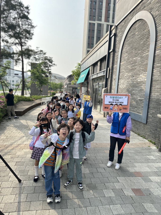 고창초 학생들이 두발로데이 행사에 참여 걸어서 등교하고 있다. (사진=김포교육지원청 제공) 