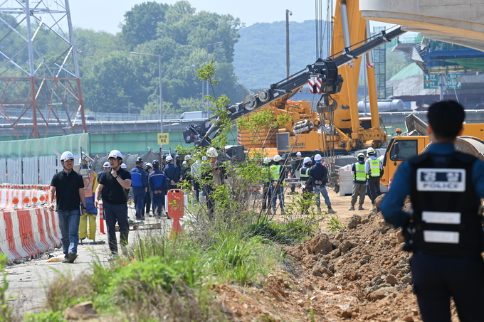 합동감식반이 2일 경기도 시흥시 월곡동 월곶고가교 공사 현장 일대에서 고가교량 상판 구조물 붕괴사고에 대해 합동감식을 하고 있다.