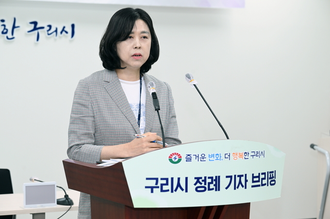 조명아 구리시 환경관리사업소장이 2일 정례 기자브리핑을 열고 환경관리사업소 소관업무를 설명하고 있다. (사진=구리시 제공)