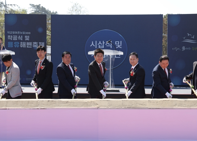 인천 중구는 용유도 ‘덕교항 어촌뉴딜300’ 사업 착공식에 김정헌 구청장(가운데)과 박덕수 인천시 행정부시장 등 지역 주민들이 참여한 가운데 시삽식을 갖고 있다. ( 사진 = 중구 제공 )