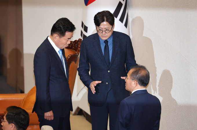 2일 국회에서 열린 본회의에서 채상병특검법 상정을 두고 김진표 국회의장과 윤재옥 국민의힘 원내대표(오른쪽), 홍익표 더불어민주당 원내대표(가운데)가 대화하고 있다. (사진=연합뉴스)