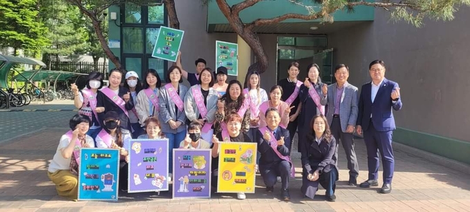 회천중학교는 율정중학교 학부모회와 공동으로 학생 등교 맞이 행사를 개최했다. (사진=이호민 기자)