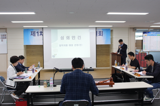 3일 경기도체육회관 스포츠과학센터에서 열린 2024년 제1차 스포츠과학운영위원회에서 위원들이 안건을 심의하고 있다. (사진=경기도체육회 제공)