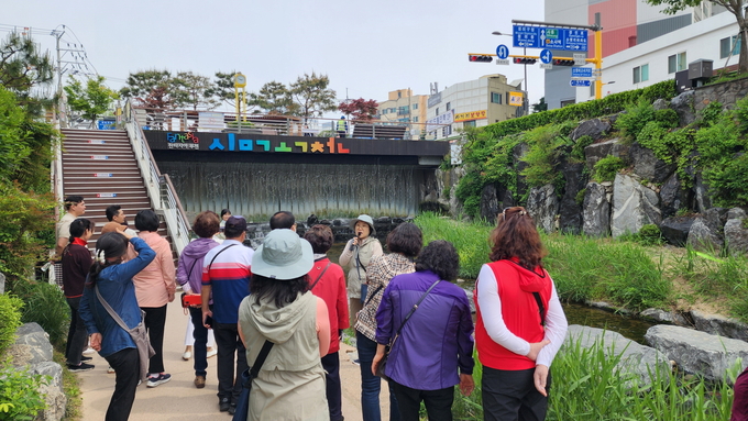 인천 남동구 구월4동·만수1동·만수5동 주민들이 부천 심곡천을 찾아 해설사의 설명을 듣고 있다. ( 사진 = 남동구 제공 )