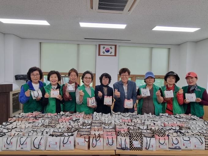 광명시 학온동 새마을부녀회·지도자협의회는 제52회 어버이날을 앞두고 관내 7개 경로당 어르신에게 양말 세트를 전달했다. (사진=광명시 제공)