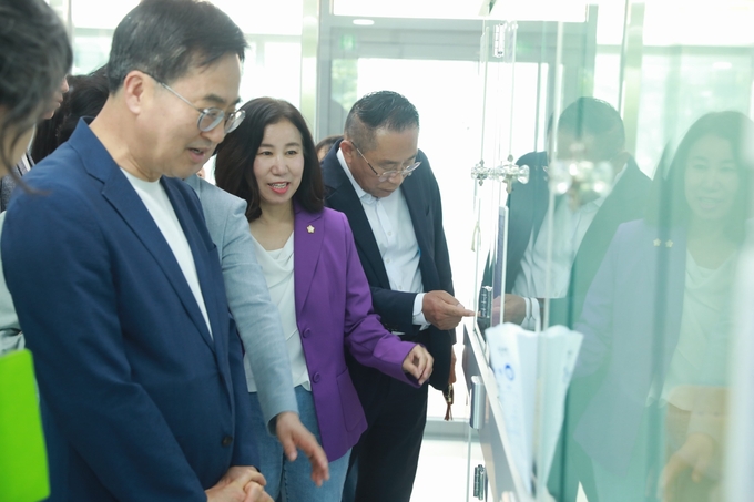 김동연 경기도 지사와 김경희 화성시의회 의장이 '반려마루 화성' 둘러보는 모습. (사진=화성시의회 제공)