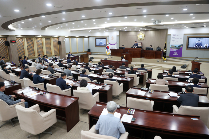 지난 3일 열린 수원시의회 제381회 임시회 제2차 본회의 모습. (사진=수원시의회 제공)