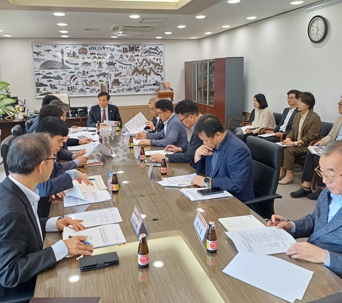 인천시 실·국·본부장, 군·구 부단체장, 관광공사 본부장 등이 2025년 APEC 정상회의 후보도시 현장실사 대응 전담반 회의를 진행하고 있다. ( 사진 = 인천시 제공 )