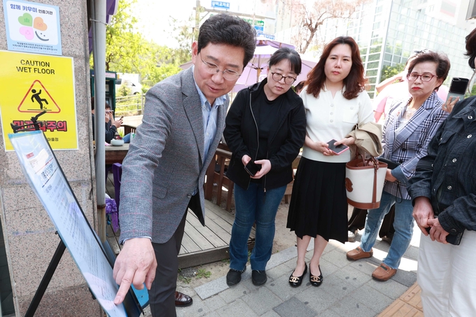 이상일 용인시장이 기흥구 신갈초등학교 근처 상미마을의 통학로 현장을 직접 방문해 통학로와 인도 확장 계획을 점검하고 있다. (사진=용인시 제공)