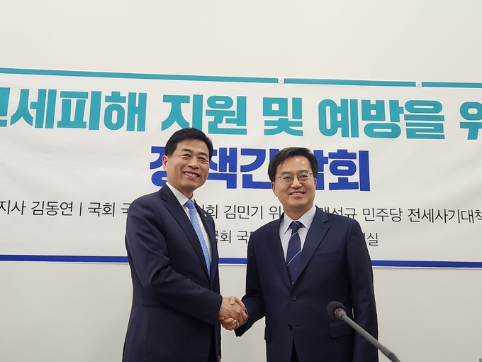 김동연 경기도지사(오른쪽)과 김민기 국회 국토교통위원장이 지난해 5월 국회에서 전세피해 지원 및 예방을 위한 정책간담회를 열고 기념사진을 찍고 있다. (사진=김한별 기자)