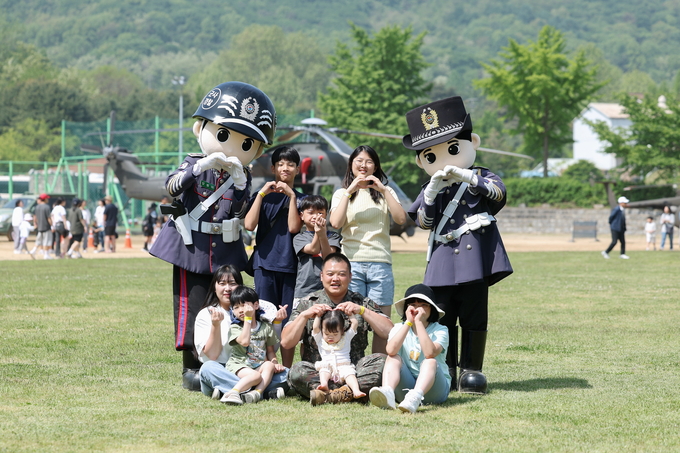 4일 육군 17사단에서 열린 부대개방행사에서 이태한 대위 육남매 가족이 기념사진을 찍고 있다. ( 사진 = 육군 17사단 제공 )