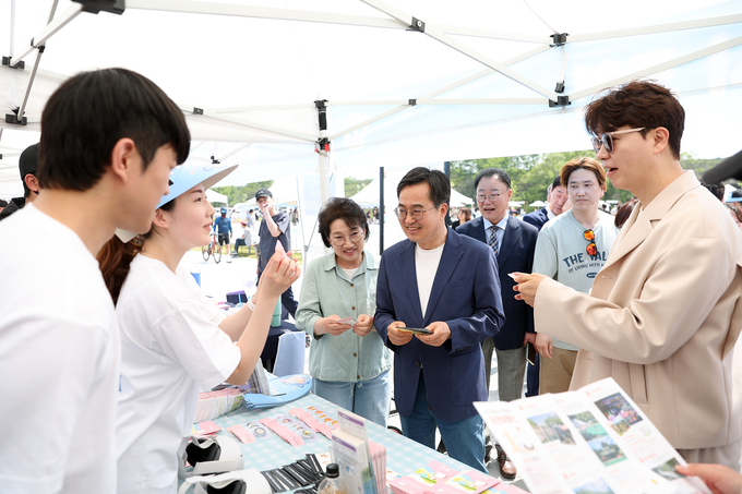 지난 4일 반려마루 화성에서 진행된 ‘2024 경기도 펫스타(PETSTA)’ 행사에서 김동연 경기도지사가 행사 부스를 둘러보고 있다. (사진=경기도 제공)