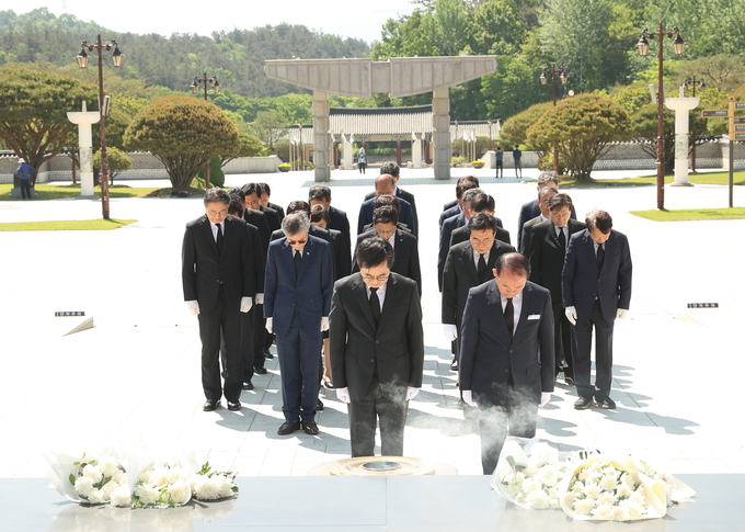 지난 3일 광주광역시에 위치한 국립5·18민주묘지에서 김동연 경기도지사 및 부지사·공공기관장들이 경기도 출신 열사 등을 추모하고 있다. (사진=경기도 제공)