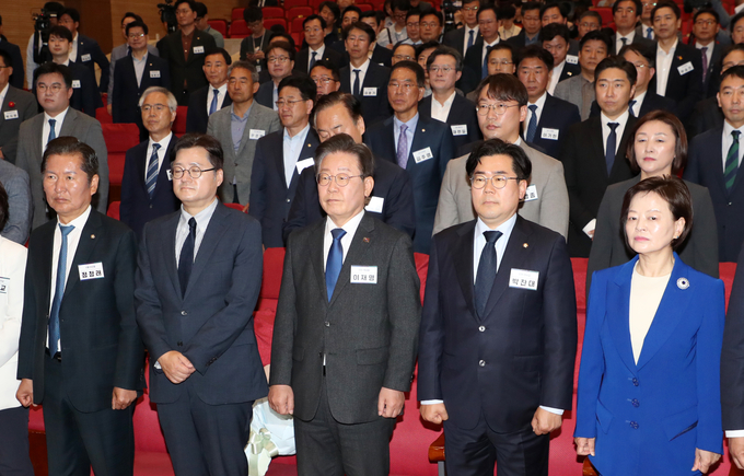  더불어민주당 이재명 대표와 박찬대 신임원내대표, 제22대 국회의원 당선인들이 3일 국회 의원회관에서 열린 제22대 국회 더불어민주당 제1기 원내대표 선출 당선자 총회에서 해병대원 특검법 즉각 수용 촉구 결의문을 채택하고 있다. (사진=연합뉴스)
