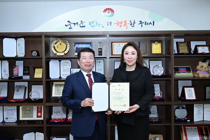 백경현 구리시장이 소프라노 손정윤 씨에게 시 홍보대사 위촉장을 전달하고 있다. (사진=구리시 제공)