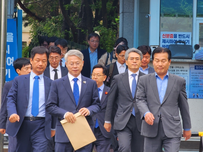  7일 더불어민주당 정치검찰 사건조작 특별대책단이 수원구치소와 면담을 마친 후 구치소를 빠져나오는 모습. (사진=박진석 기자)