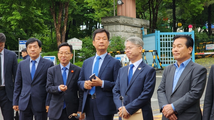  7일 더불어민주당 정치 검찰 사건조작 특별대책단이 수원구치소 앞에서 기자회견을 연 모습. (사진=박진석 기자)