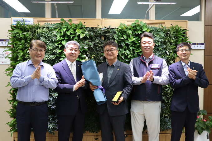 이순학 시의원(가운데)이 인천시공무원노조의 감사패를 받고 기념촬영을 하고 있다. ( 사진 = 인천시의회 제공 )