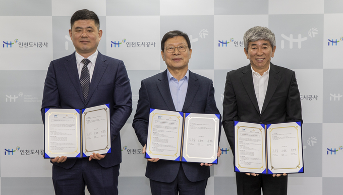 왼쪽부터 최경만 대야산업개발 대표이사, 조동암 iH 사장, 오법균 미래금 대표이사가 송도센트럴파크호텔 정상화 촉진을 위한 협약서를 체결하고 기념촬영을 하고 있다. ( 사진 = iH 제공 )