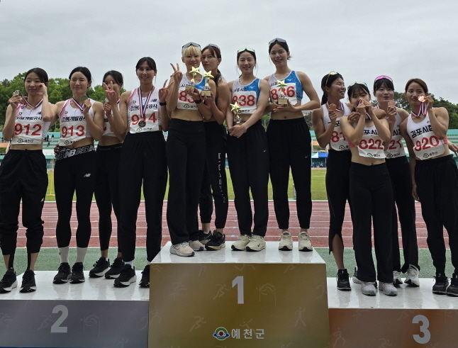 7일 경북 예천군 예천스타디움에서 열린 제52회 KBS배 전국육상경기대회 마지막 날 여자일반부 1600m 계주에서 우승을 차지한 시흥시청 선수들이 2, 3위 팀들과 기념사진을 찍고 있다. (사진=시흥시청 육상팀 제공)