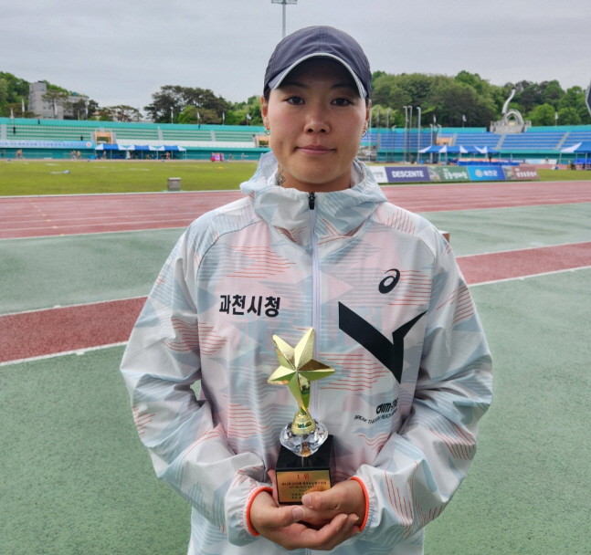 7일 경북 예천군 예천스타디움에서 열린 제52회 KBS배 전국육상경기대회 마지막 날 여자일반부 원반던지기에서 우승을 차지한 정예림(과천시청)이 기념사진을 찍고 있다. (사진=과천시청 육상팀 제공)