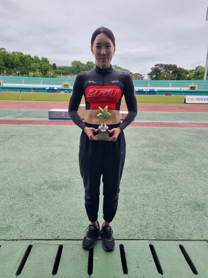 7일 경북 예천군 예천스타디움에서 열린 제52회 KBS배 전국육상경기대회 마지막 날 여자일반부 100m 허들에서 우승을 차지한 조은주(용인특례시청)가 기념사진을 찍고 있다. (사진=용인특례시청 육상팀 제공)