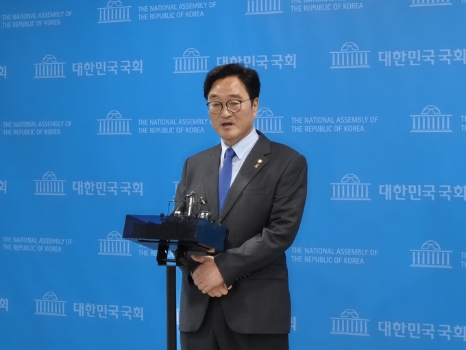 5선의 우원식 더불어민주당 의원이 7일 국회 소통관에서 출마 기자회견을 마친 뒤 기자들의 질문에 답하고 있다. (사진=김한별 기자)