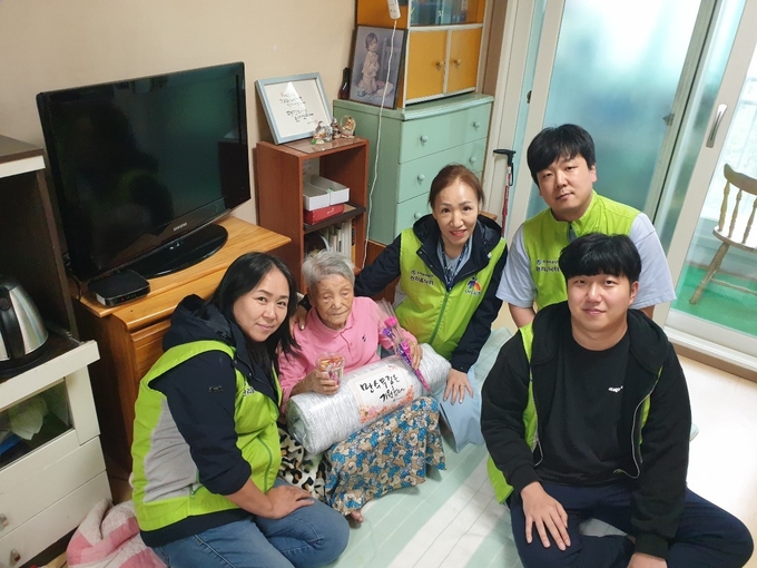 주택관리공단은 10년째 어버이날마다 100세 이상 어르신들의 무병장수를 기원하는 행사를 진행해오고 있다.(공단제공)
