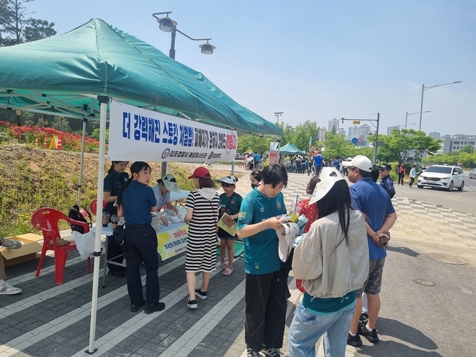 김포경찰서 직원들이 김포FC 홈 개막전에서 아동학대 범죄에 대한 홍보품을 시민들에게 전달해주고 있다. (사진=김포경찰서 제공)