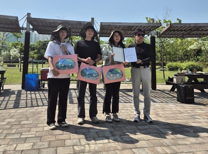 2024년 경기도 지적측량 경진대회에서 수상한 안성시 직원들이 기념 촬영을 하고 있다. (사진=안성시 제공)