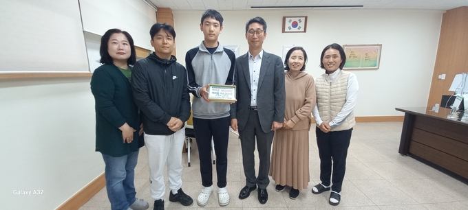 이용현 광명교육장은 제53회 전국소년체육대회 출전 선수 격려 방문했.다. (사진=광명교육지원청 제공)