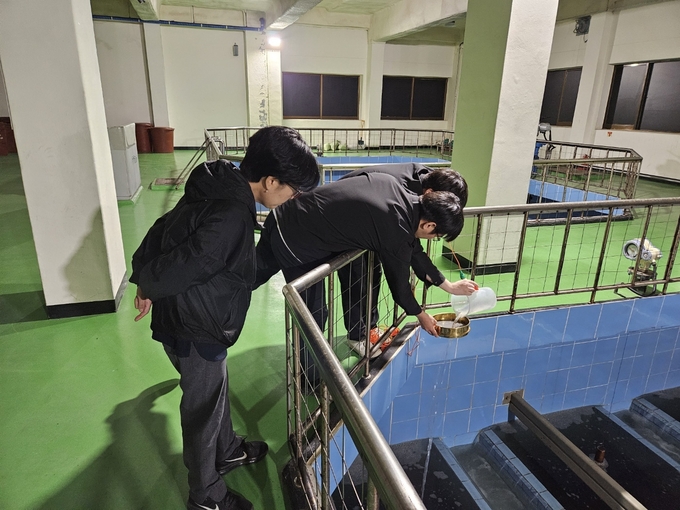 과천시 맑은물사업소가 과천정수장 위생관리 합동점검을 하고 있다. (사진=과천시 제공)