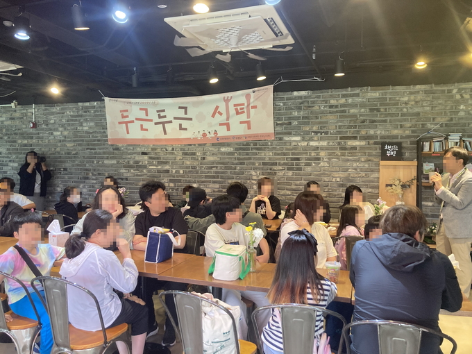 인천 부평구문화재단 문화도시센터는 지난 5일 부평생활문화센터 커뮤니티 카페에서 문화 다양성 주간 행사 ‘두근두근 식탁’을 진행했다. ( 사진 = 부평구 제공 )