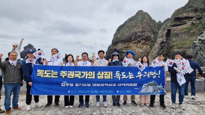 더불어민주당 경기도당 독도수호단이 지난달 3일 독도를 방문한 모습. (사진=더불어민주당 경기도당 제공)