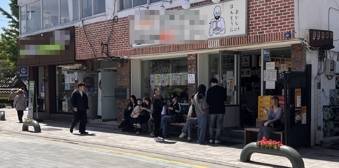 20일 행궁동 소재 한 식당 앞에서 순서를 기다리는 시민들의 모습. (사진=장진 기자) 