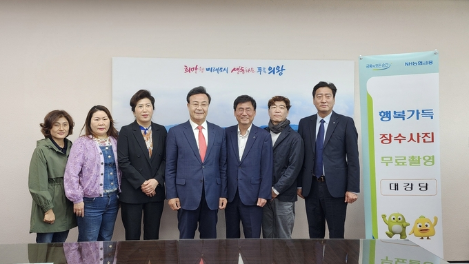 (왼쪽 4번째부터) 김성제 의왕시장, 황재현 NH농협은행 IT부문 부행장, 서을구 농협 IT사랑봉사단장이 기념촬영을 하고 있다. (사진=NH농협은행 제공)