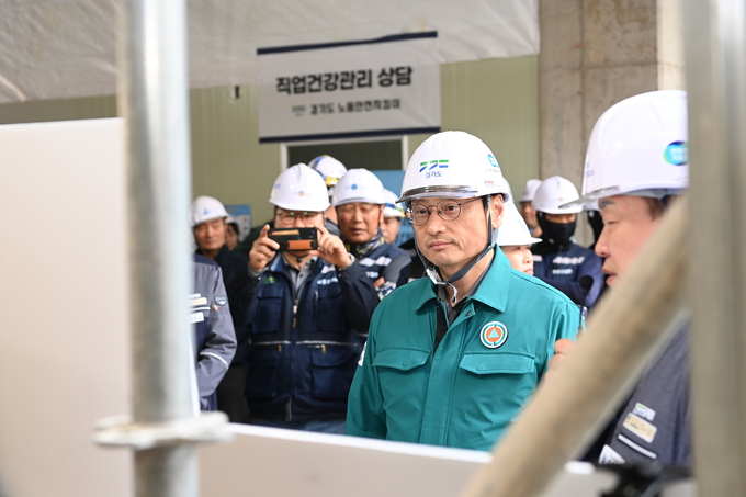 8일 오후석 경기도 행정2부지사와 경기도노동안전지킴이 등이 고양시 주교동 소재 광성종합건설(주) 오피스텔 신축공사 건설현장을 살피고 있다. (사진=경기도 제공) 