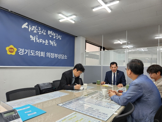 지난 7일 경기도의회 의정부상담소에서 이영봉(민주·의정부2) 경기도의회 문화체육관광위원장과 (사)경기민예총, (사)한국민족예술단체총연합 관계자 등이 ‘세계예술인한반도평화대회’ 예산 확충 방안을 논의하고 있다. (사진=경기도의회 제공)