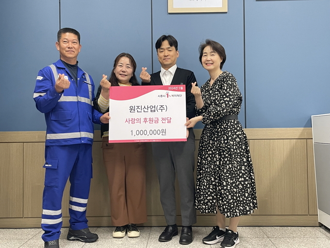 원진산업㈜, 정왕본동 홀몸노인에 사랑의 후원금 전했다. (사진=시흥시 제공)