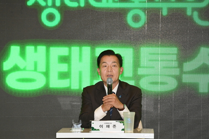 지난해 개최된 ‘2023 생태교통수원 포럼’에서 이재준 수원시장이 다회용컵을 사용하고 있는 모습. (사진=수원시 제공)