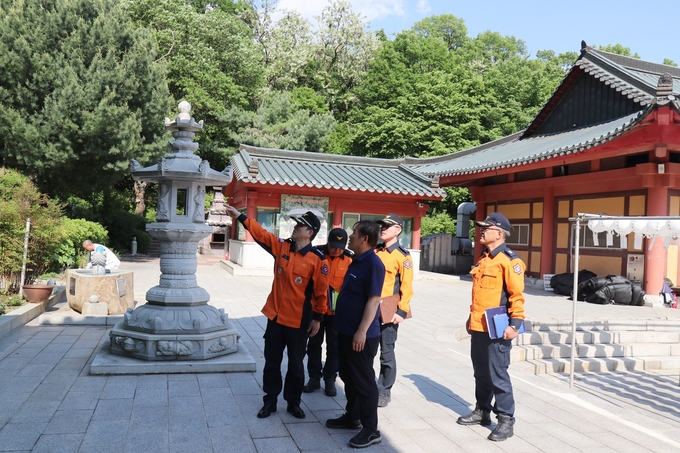 시흥소방서는 석가탄신일을 앞둔 지난 8일 관내 전통사찰 영각사(군자동 산22-3)을 방문해 화재안전컨설팅을 실시했다. (사진=시흥소방서 제공)
