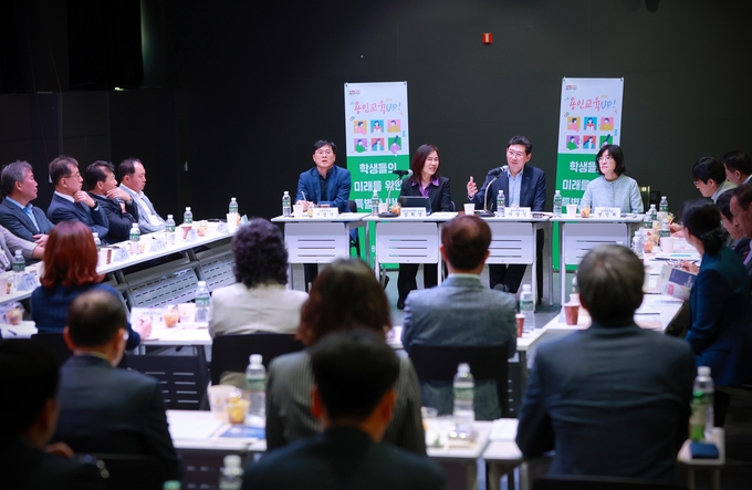 이상일 용인시장이 중학교 교장들과 간담회를 갖고 있다. (사진=용인시 제공)
